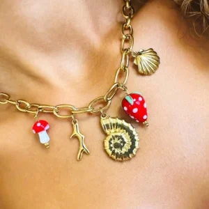 Un collier charms d’été à l’esprit libre et solaire