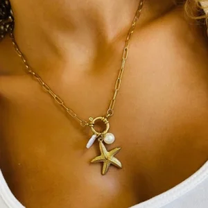 Un collier raffiné aux détails marins