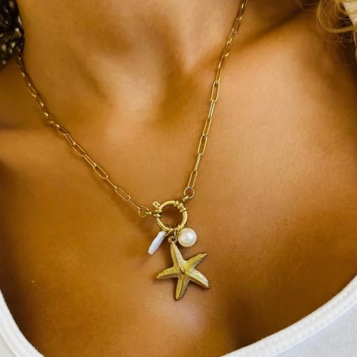 Un collier raffiné aux détails marins