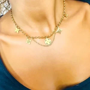 collier à breloques qui illumine chaque geste