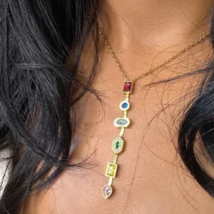 Le collier Amina fait partie de ces bijoux dont on ne se lasse jamais