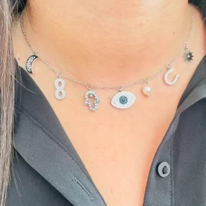 Adoptez le collier avec breloques en acier inoxydable, disponible en argenté et doré. Un bijou polyvalent pour sublimer votre style.
