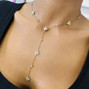 Le collier By Flower est une pièce raffinée qui séduit par sa forme en Y