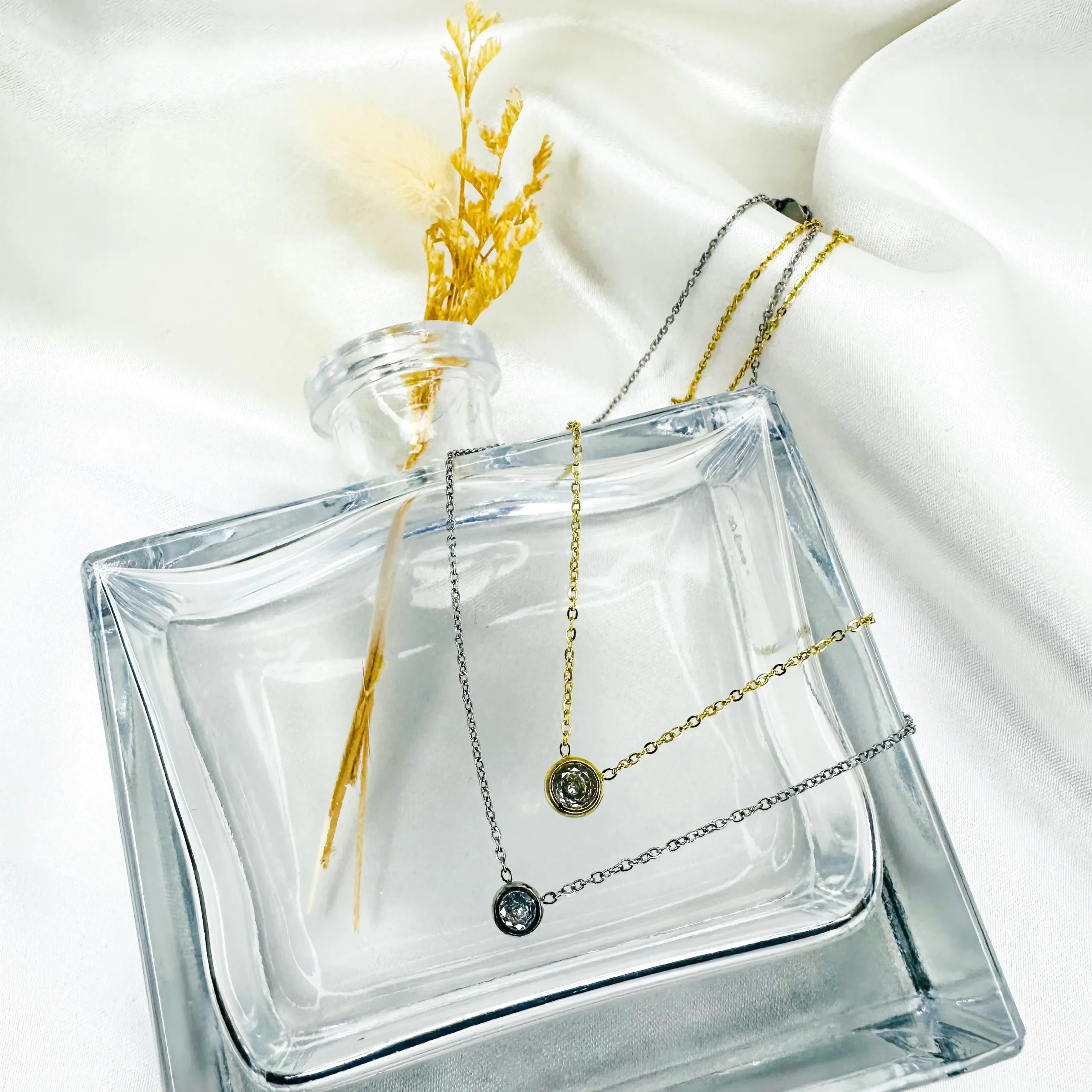 Collier solitaire doré avec diam’s central