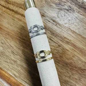 Bague Clara moderne au charme intemporel