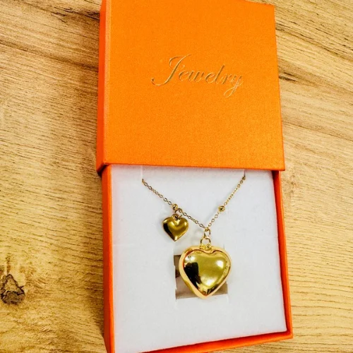 Découvrez l'élégance et la fonctionnalité des colliers bola en acier inoxydable. Conçus spécialement pour les femmes enceintes, ces colliers allient beauté et bien-être. Le bola, une élégante boule émettant un doux tintement, est suspendu à une chaîne délicate, offrant à la fois une touche de sophistication et un apaisement sonore pour le bébé. Fabriqué en acier inoxydable, ce collier est hypoallergénique, durable et résistant à l'usure, garantissant que vous profitiez de ce bijou pendant toute la durée de votre grossesse et au-delà. Description 2 : Les colliers bola en acier inoxydable sont l'accessoire parfait pour les futures mamans qui souhaitent allier style et sérénité. Le bola, avec son doux tintement apaisant, est réputé pour favoriser la connexion entre la maman et le bébé. Ce collier, fabriqué en acier inoxydable, est conçu pour résister à l'épreuve du temps tout en offrant un look chic et moderne. L'acier inoxydable assure une longévité exceptionnelle et une douceur au toucher, tout en étant hypoallergénique pour éviter toute irritation. Description 3 : Offrez-vous un bijou qui allie beauté et bien-être avec les colliers bola en acier inoxydable. Ce collier, orné d'une boule en acier inoxydable qui émet un doux son apaisant, est spécialement conçu pour les femmes enceintes. Le tintement du bola est dit réconfortant pour le bébé, favorisant une connexion harmonieuse entre la mère et l'enfant. Durable et hypoallergénique, ce collier est aussi élégant qu'utile, parfait pour accompagner chaque moment précieux de votre grossesse. Description 4 : Les colliers bola en acier inoxydable sont un choix élégant et significatif pour les femmes enceintes. Ce bijou unique est conçu pour émettre un doux tintement qui apaise et réconforte le bébé, tout en offrant un design moderne et sophistiqué. La robustesse de l'acier inoxydable garantit que votre collier reste en parfait état tout au long de votre grossesse, et sa finition hypoallergénique le rend confortable à porter tous les jours. Un accessoire qui associe esthétique et bien-être, idéal pour chaque future maman. Description 5 : Élevez votre style de grossesse avec nos colliers bola en acier inoxydable. Ce collier raffiné présente une boule délicate qui émet un doux son apaisant, créant un lien spécial avec votre bébé. Fabriqué en acier inoxydable de haute qualité, il est non seulement durable et résistant aux intempéries, mais également hypoallergénique, garantissant un confort optimal. Avec son design moderne et élégant, ce collier bola est le choix parfait pour une future maman qui souhaite ajouter une touche de sophistication à sa tenue tout en apaisant son bébé. Description 6 : Les colliers bola en acier inoxydable sont conçus pour les femmes enceintes qui recherchent un bijou à la fois esthétique et fonctionnel.