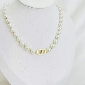 Modernité et élégance réunies dans notre collier en acier inoxydable doré. Idéal pour un look contemporain et raffiné.