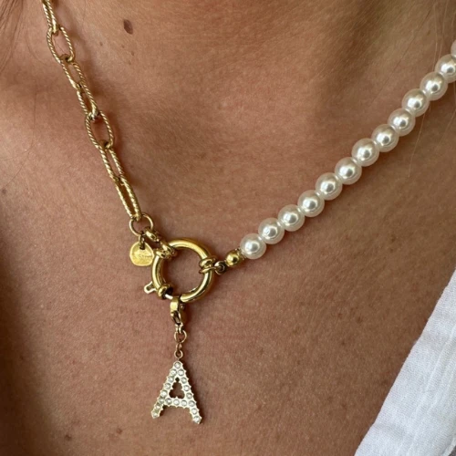 Découvrez nos colliers en acier inoxydable doré, élégants et durables. Parfait pour toutes les occasions, il ajoute une touche de sophistication à votre style.