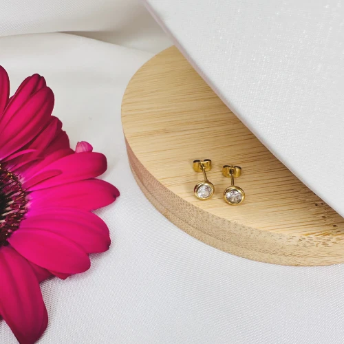 Optez pour la simplicité élégante avec nos boucles d'oreilles en acier inoxydable doré. Parfaites pour toutes les occasions, hypoallergéniques et faciles à entretenir.