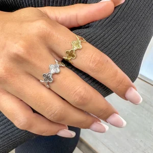 Bague Trèfle Élégante : Avec huit trèfles alignés, cette bague est un porte-bonheur en acier inoxydable, élégante et résistante pour illuminer votre style.